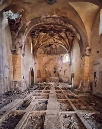 Église en ruine de Santa María dans le village abandonné de Castil de Carrias, à Burgos