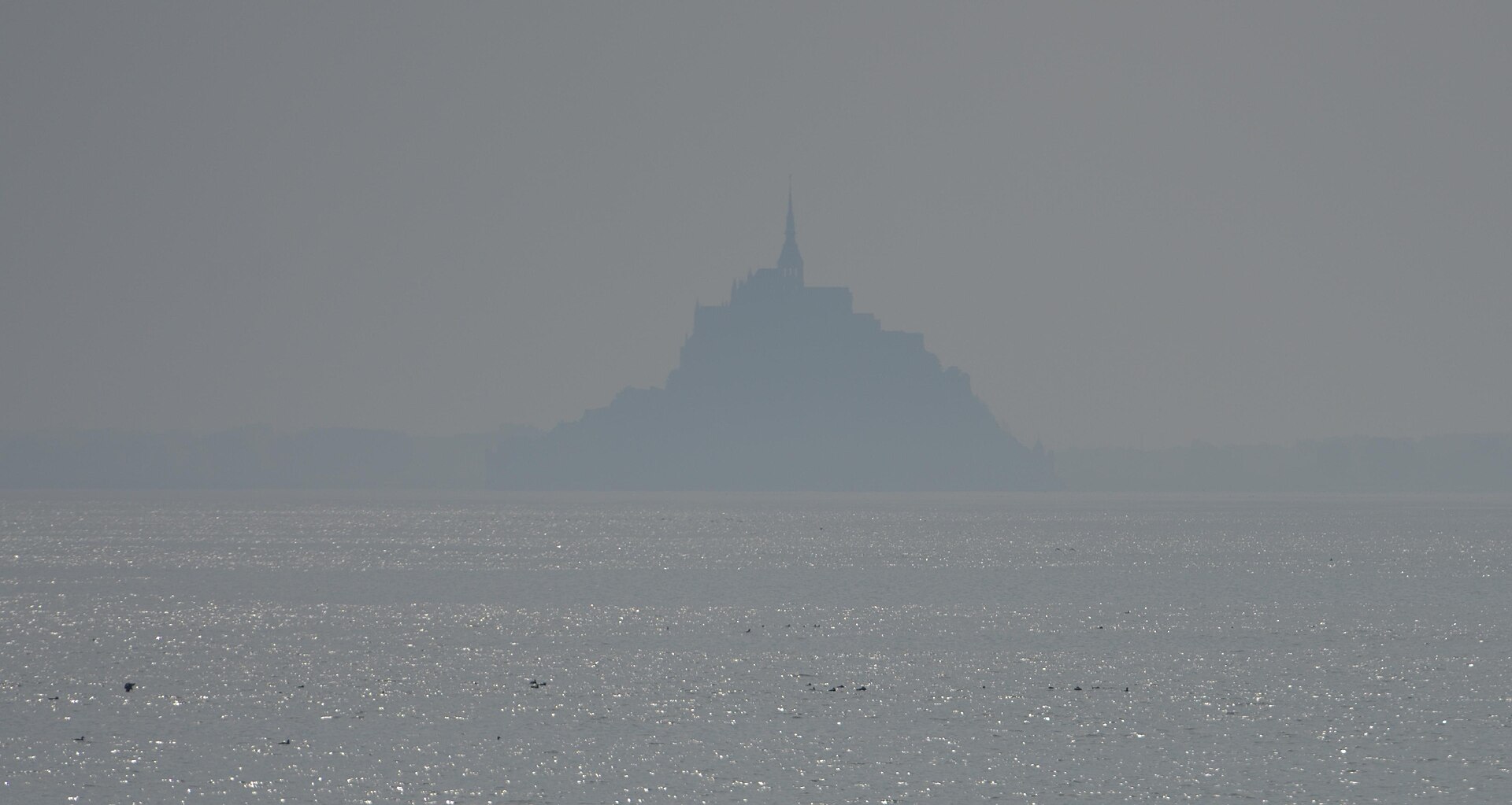 El Mont-Saint-Michel entre la niebla, refugio del Nido en The Walking Dead: Daryl Dixon