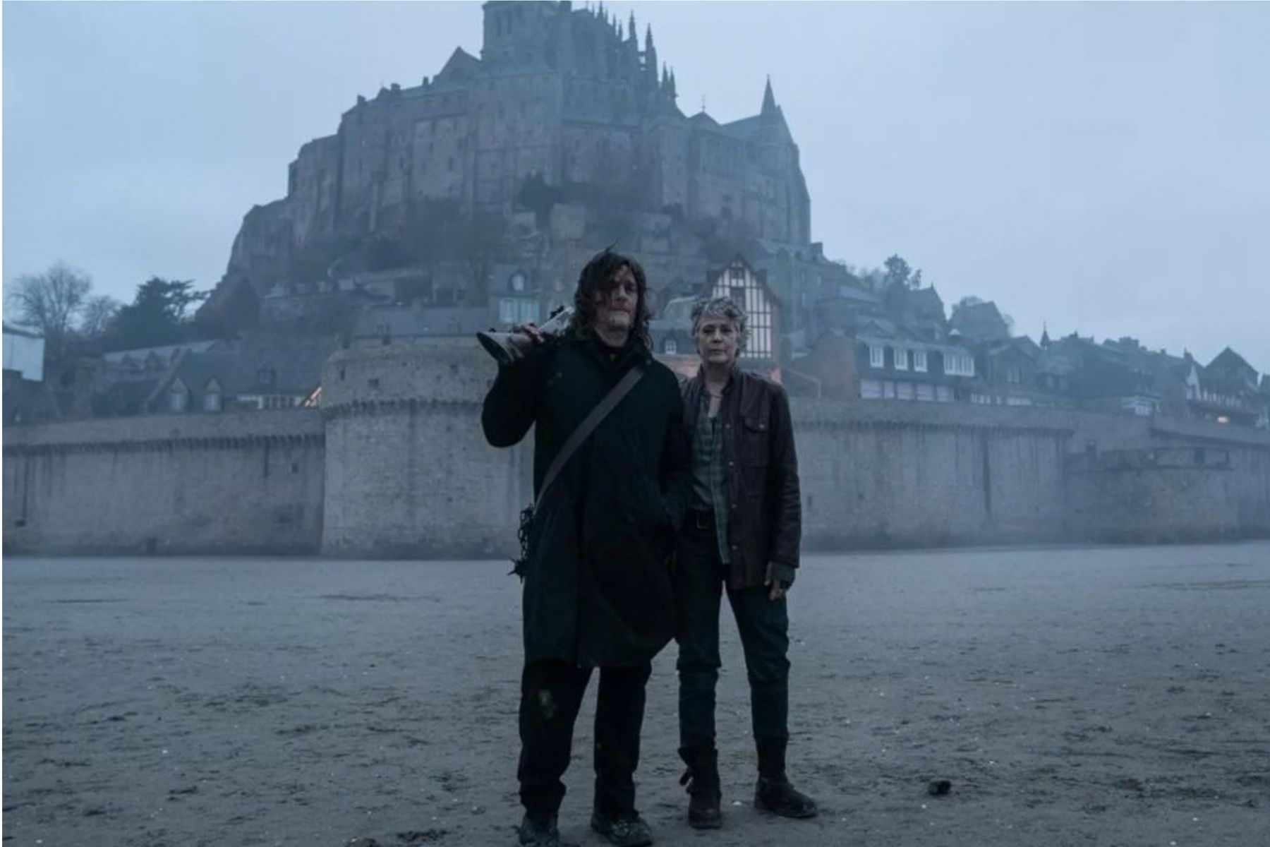 Daryl y Carol al pie de las murallas en The Walking Dead: Daryl Dixon